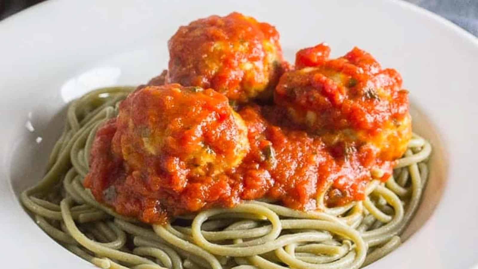 FODY-Pasta-Sauce-Turkey-Meatballs-on-spaghetti-in-a-white-bowl.