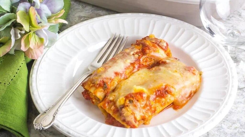 Manicotti-on-a-white-plate-with-silver-fork-green-napkin-1.