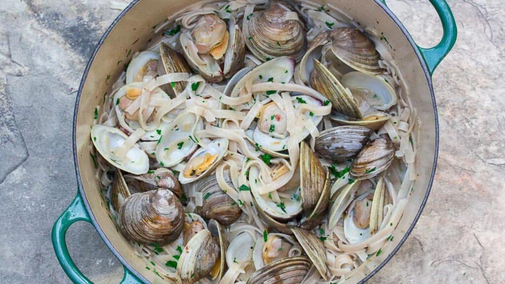 Low-FODMAP-Pasta-with-Clams-White-Wine-Sauce-in-green-pot.
