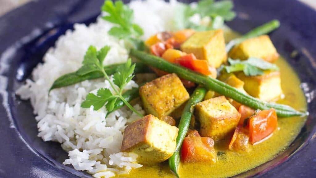 Thai-curry-tofu-and-rice-on-a-blue-plate.