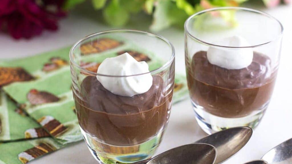 closeup-of-Low-FODMAP-Irish-Whiskey-Chocolate-Mousse-in-small-glass-cups-with-silver-spoons.
