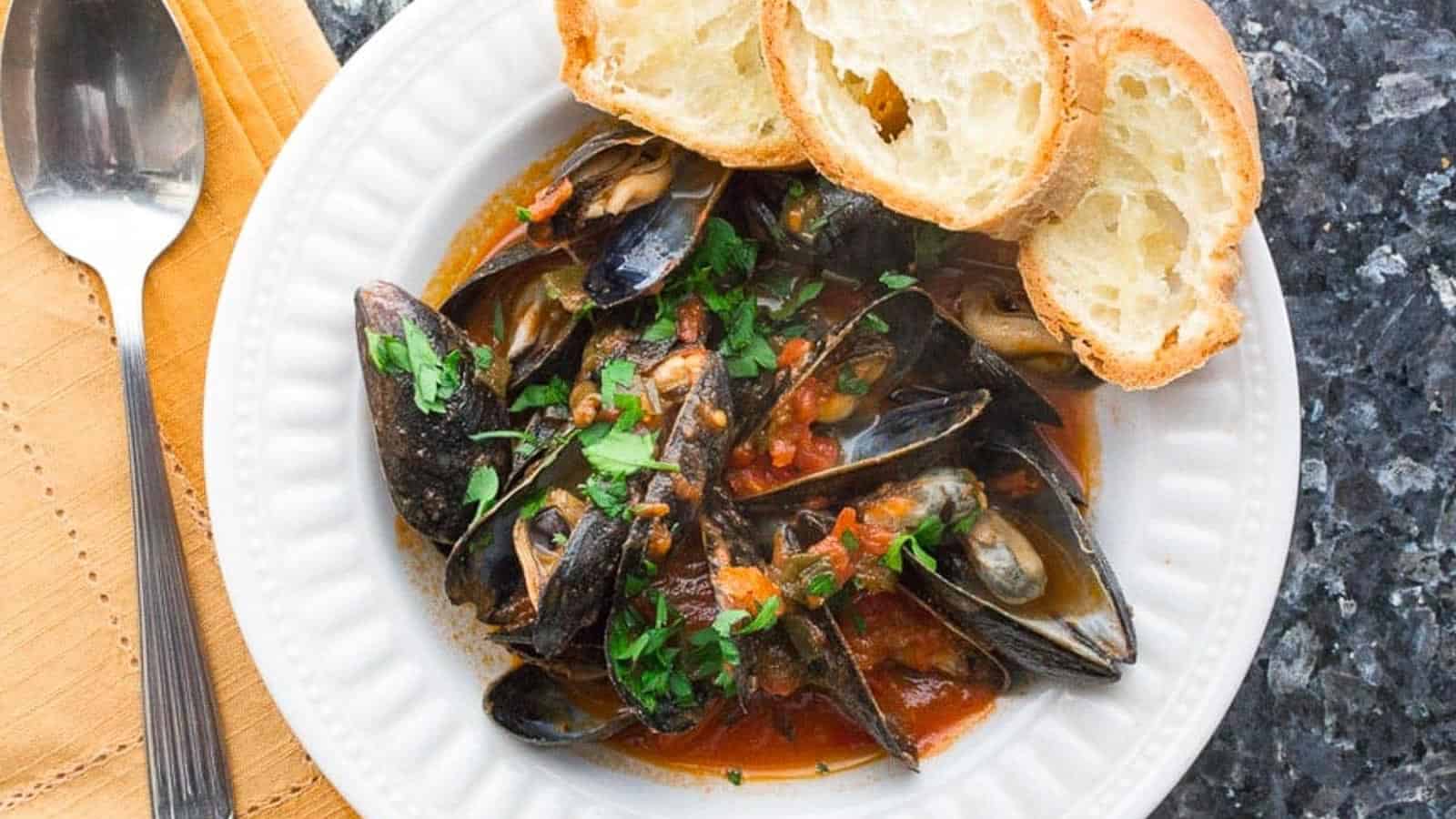 mussels-with-tomato-sauce-overhead-2.