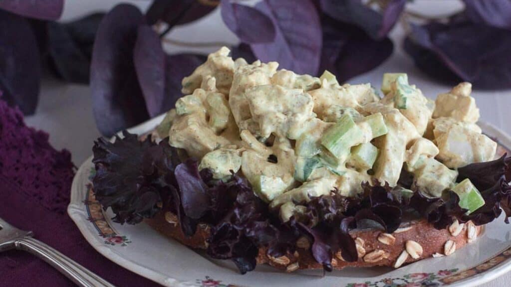 open-sandwich-of-Curried-chicken-salad-with-lettuce.