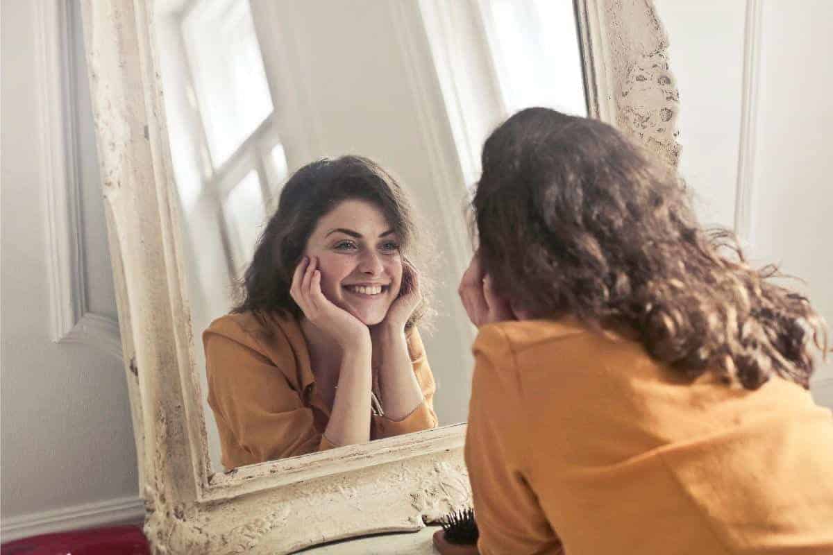 woman-gazing-in-mirror