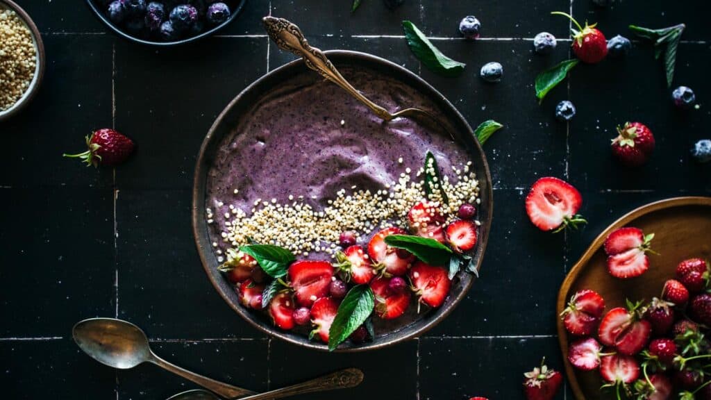 Blueberry-smoothie-bowl-made-with-acai-and-almond-butter-by-Raepublic-2.