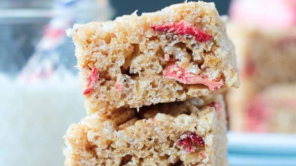 Brown-Rice-Crispy-Treats-w-Strawberries-4.