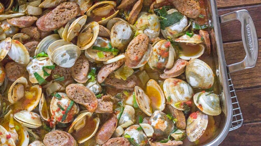 Clams-and-sausage-in-roasting-pan.