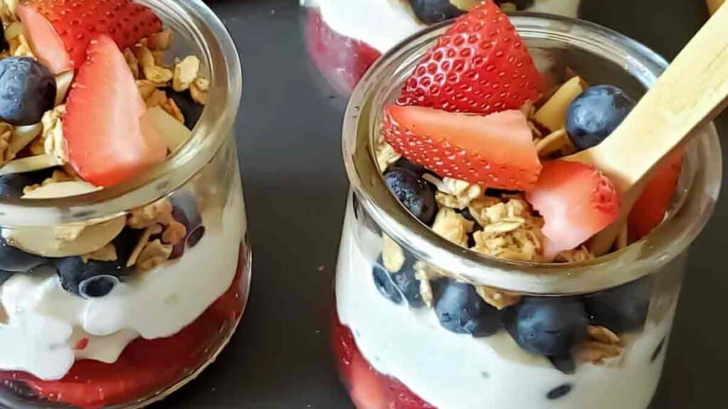 Cottage-cheese-and-fruit-parfait-for-healthy-breakfast.