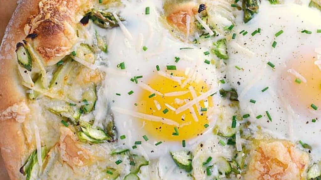 Fresh-delicious-and-perfect-for-spring-Asparagus-Brunch-Pizza.-cookingwithcurls.com.