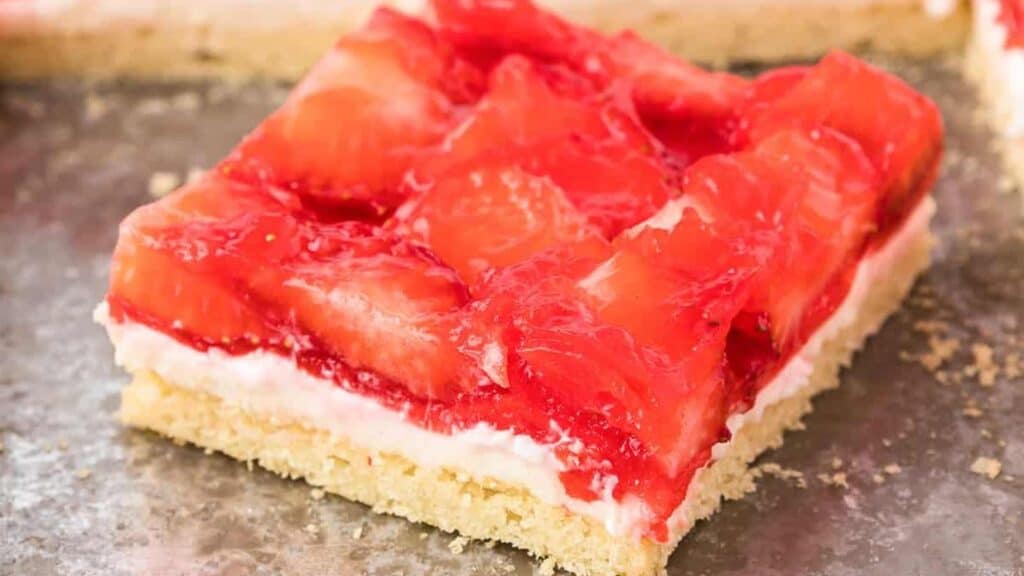 Strawberry-pizza-slice-on-tray.