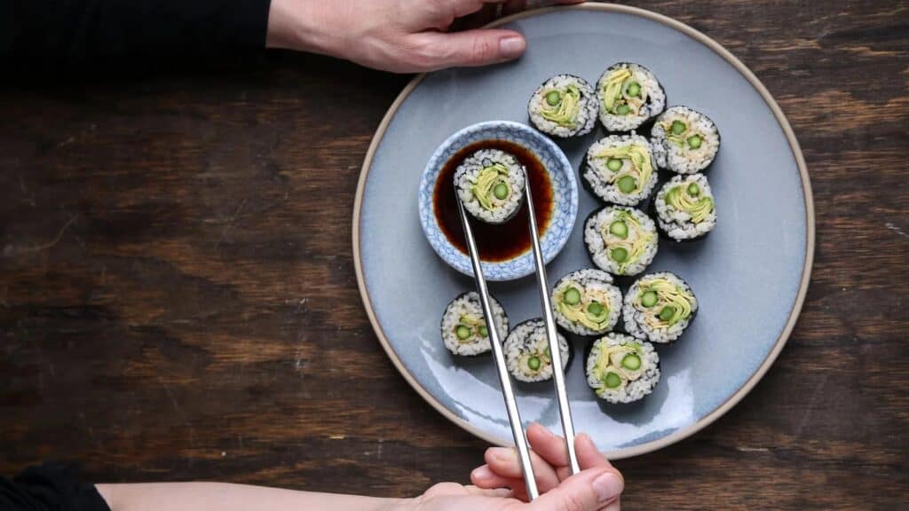 Vegan-asparagus-sushi-rolls.