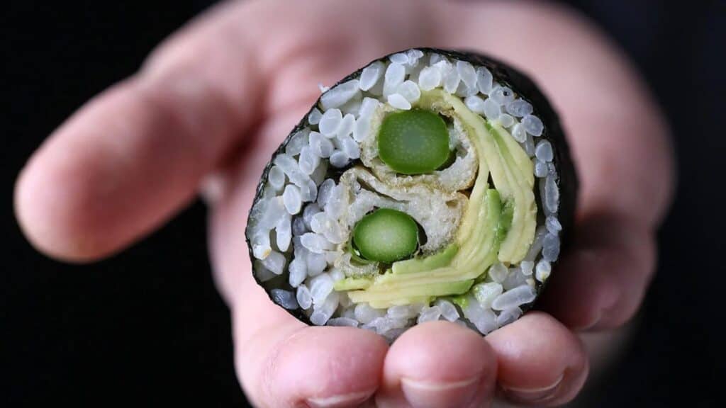 Vegan-sushi-asparagus-roll.