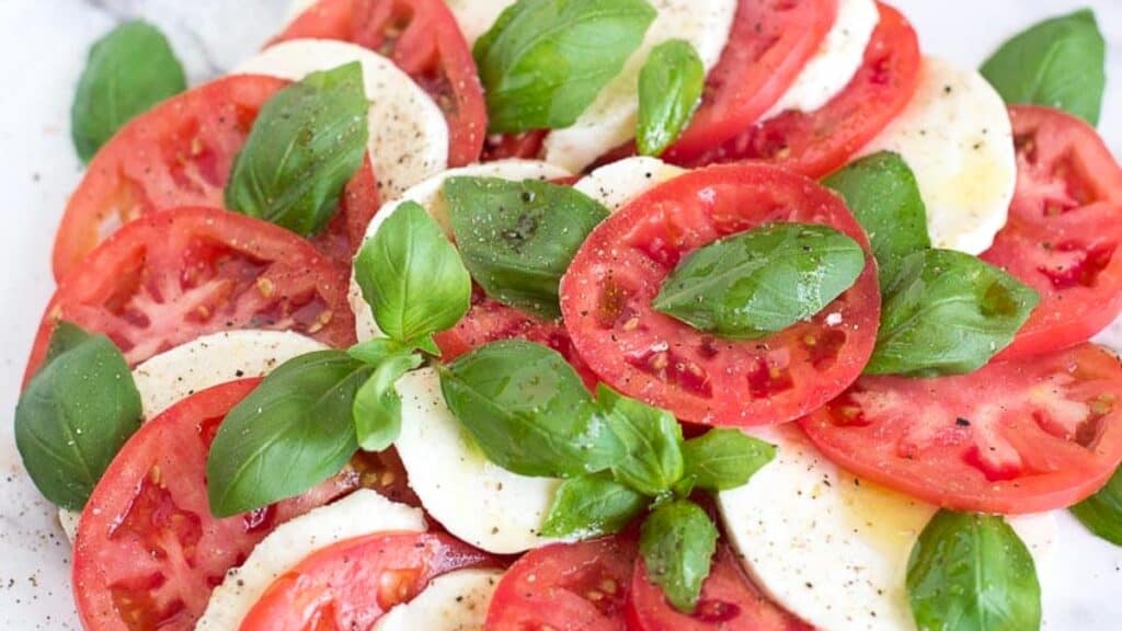 closeup-of-Caprese-salad-with-lots-of-pepper.