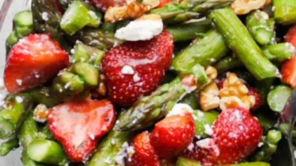 easy-cold-asparagus-salad-with-strawberries.