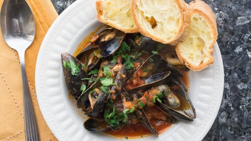 mussels-with-tomato-sauce-overhead-2.