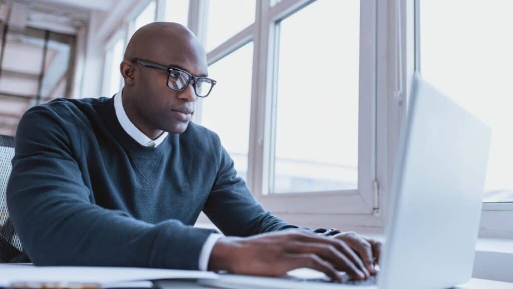 Man using computer. 