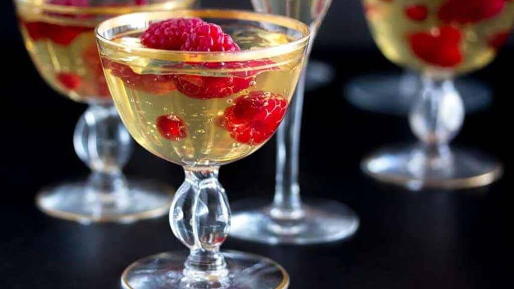 champagne-gelee-with-raspberries-pomegranate-closeup.