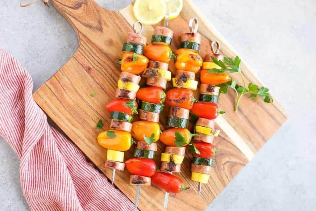 chickensausageskewerswithvegetables20-.