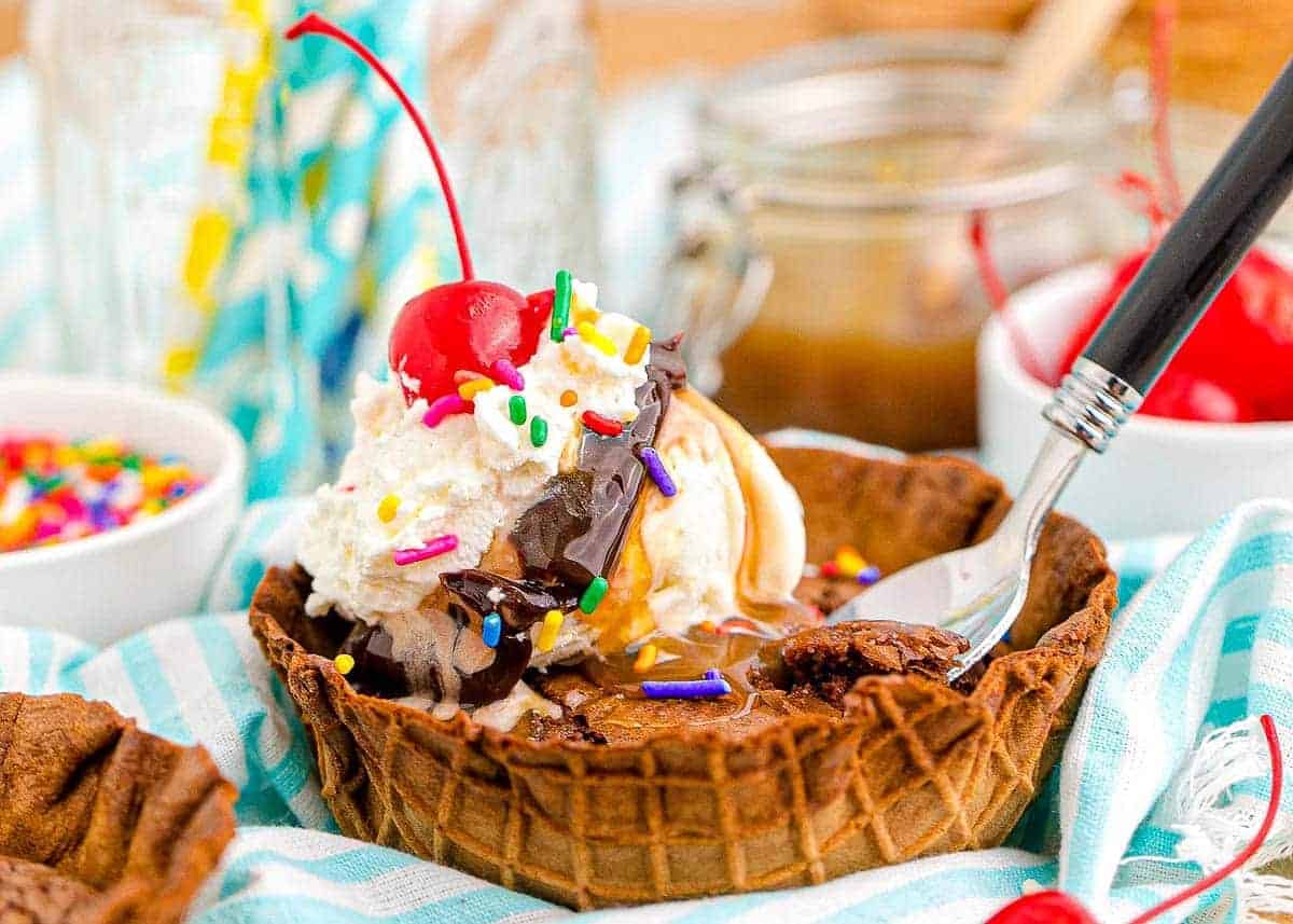 easy_brownie_sundae_waffle_bowls-001.