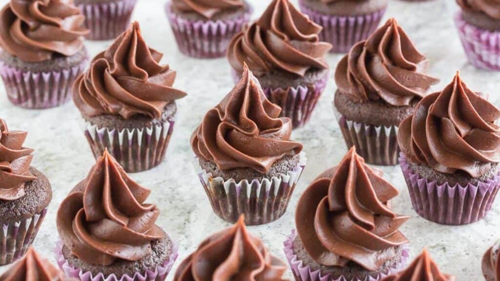 mini-ganache-cupcakes-in-purple-paper-cups.