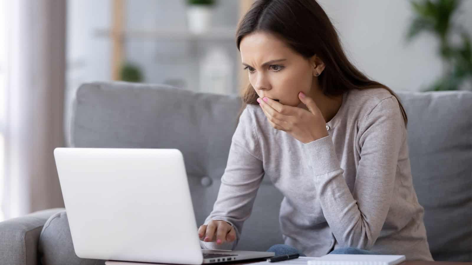shocked surprised woman on computer.