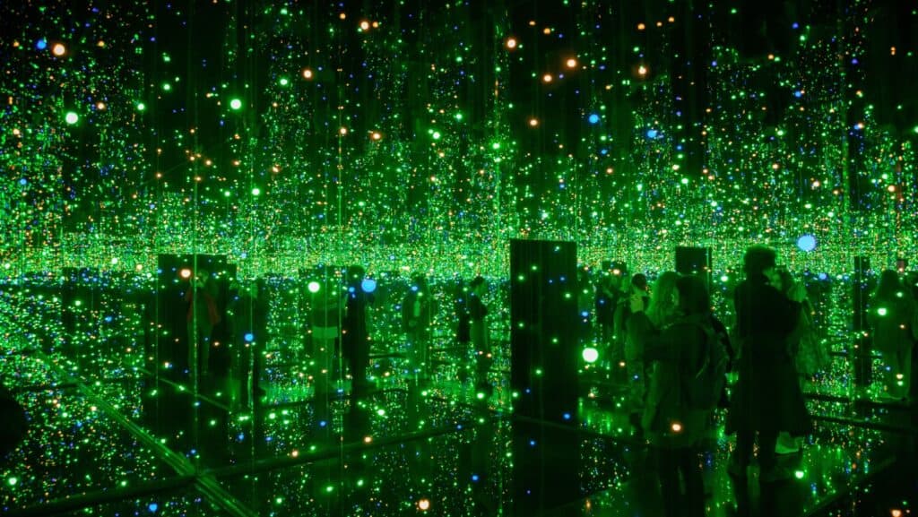 Mirror room. 