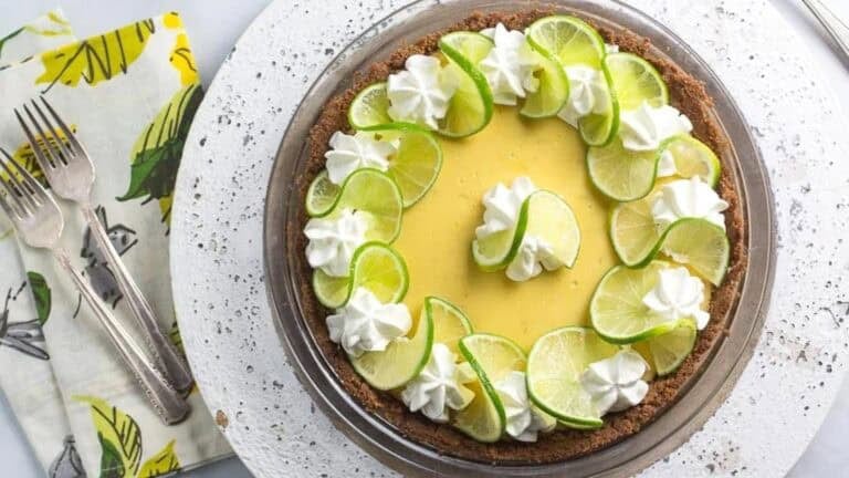 overhead-image-of-Key-Lime-Pie-in-pie-plate.