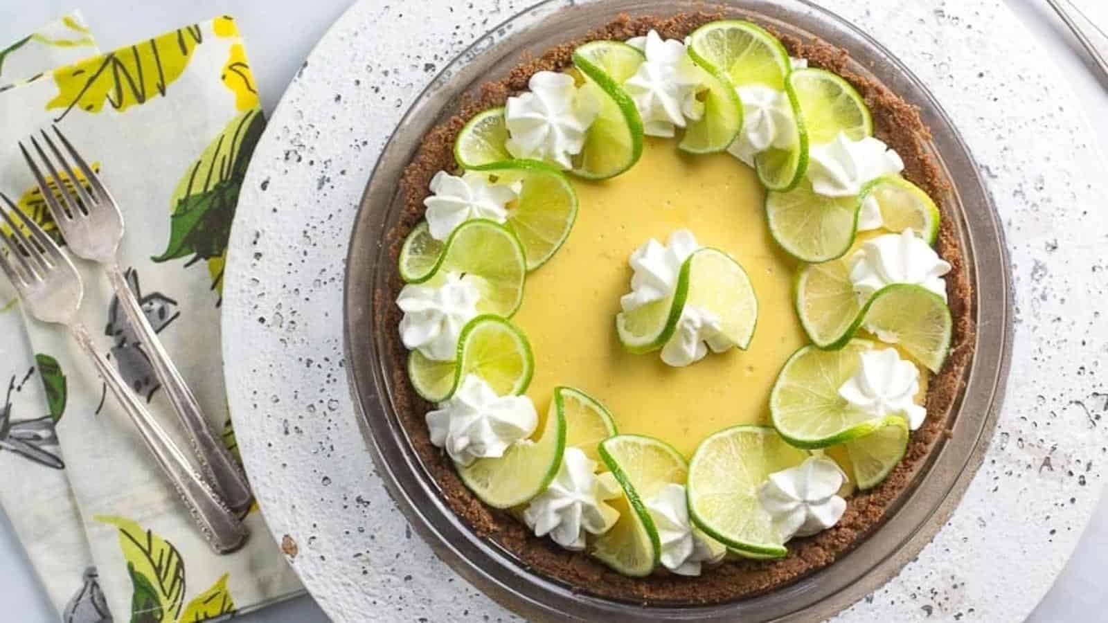 overhead-image-of-Key-Lime-Pie-in-pie-plate.