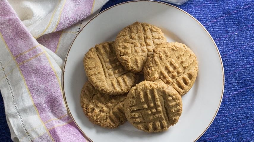overhead-image-of-one-bowl-peanut-butter-cookies-on-white-plate.