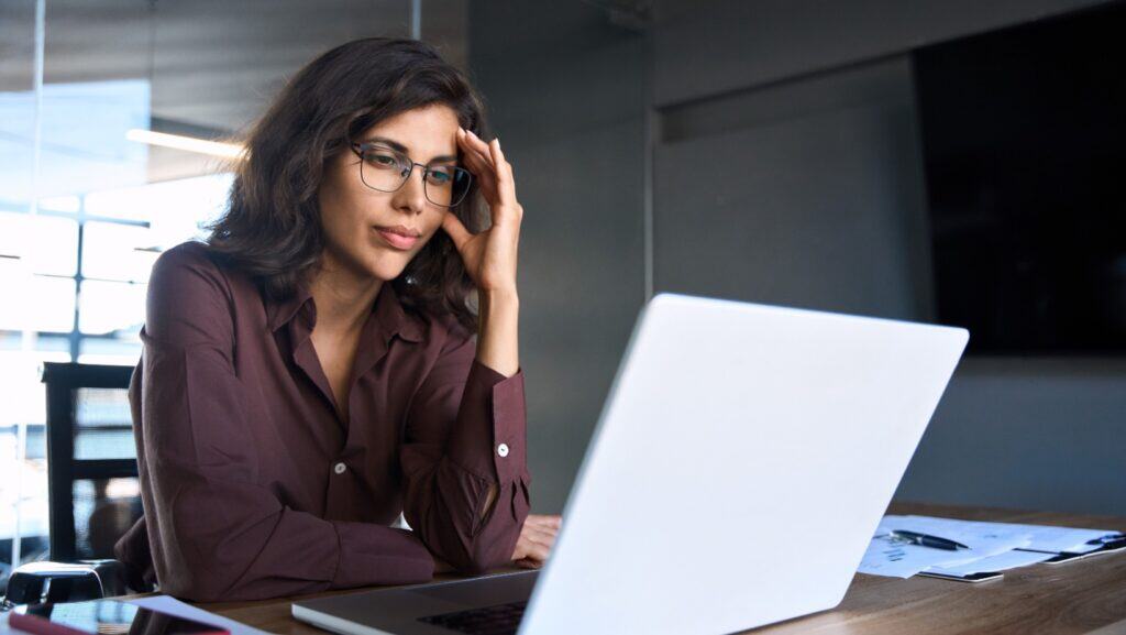 worried woman on laptop.