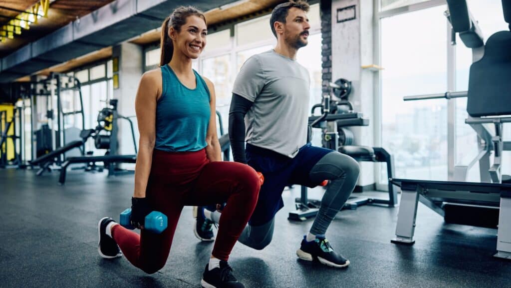 Lunges in gym.