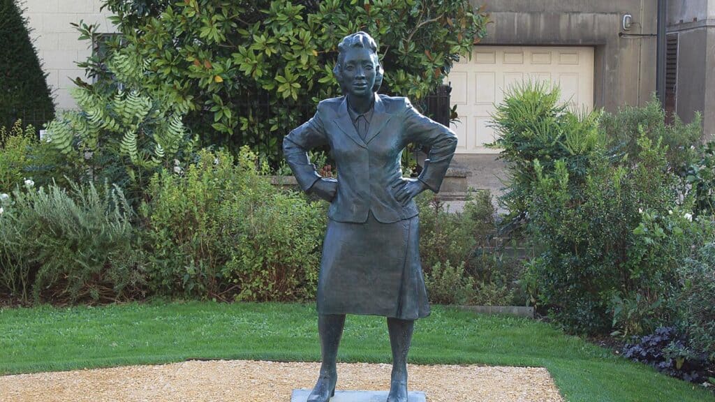 Henrietta_Lacks_statue,_Bristol,_wide_view.