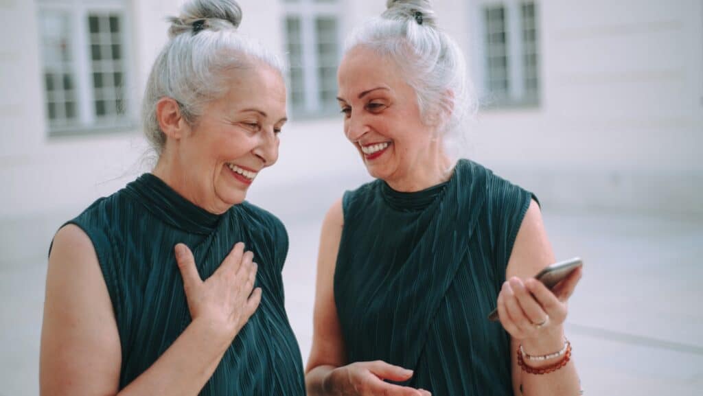 twin women.