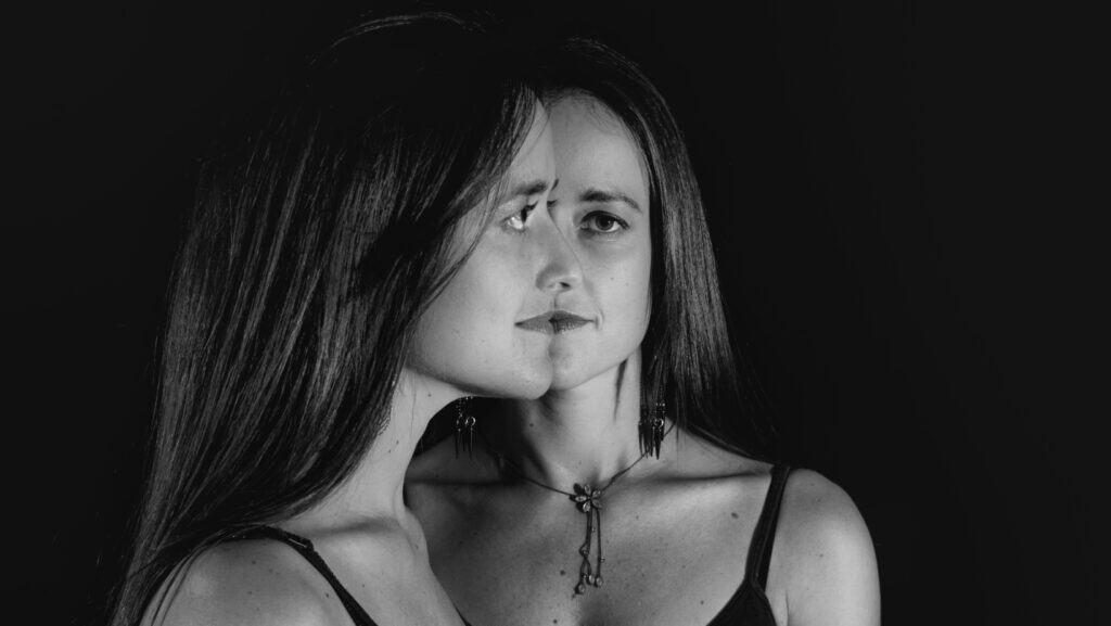 twin women.