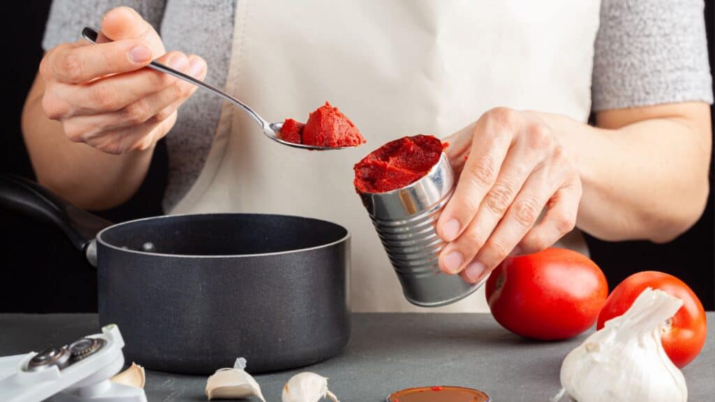 Can tomato paste.