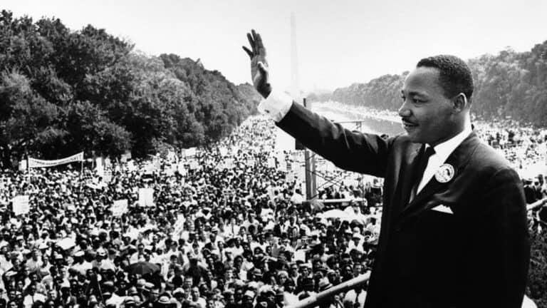 Martin_Luther_King_Jr._addresses_a_crowd_from_the_steps_of_the_Lincoln_Memorial,_USMC-09611.