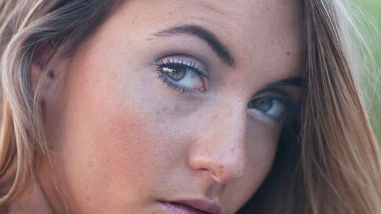 10 subtle signs a woman has been through a tough life