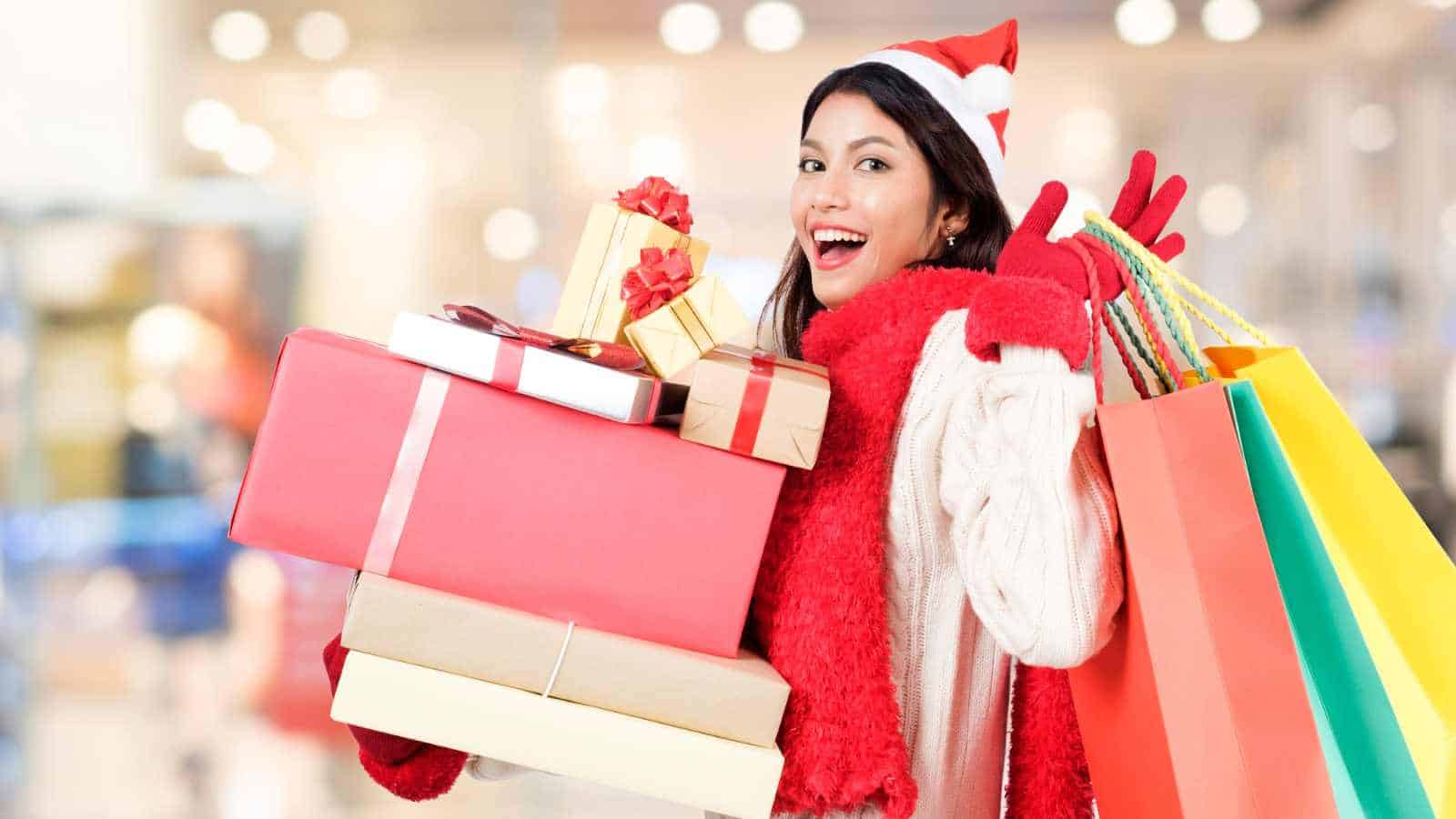 Thoughtful Ways Women Are Adjusting Holiday Budgetsย Thisย Year