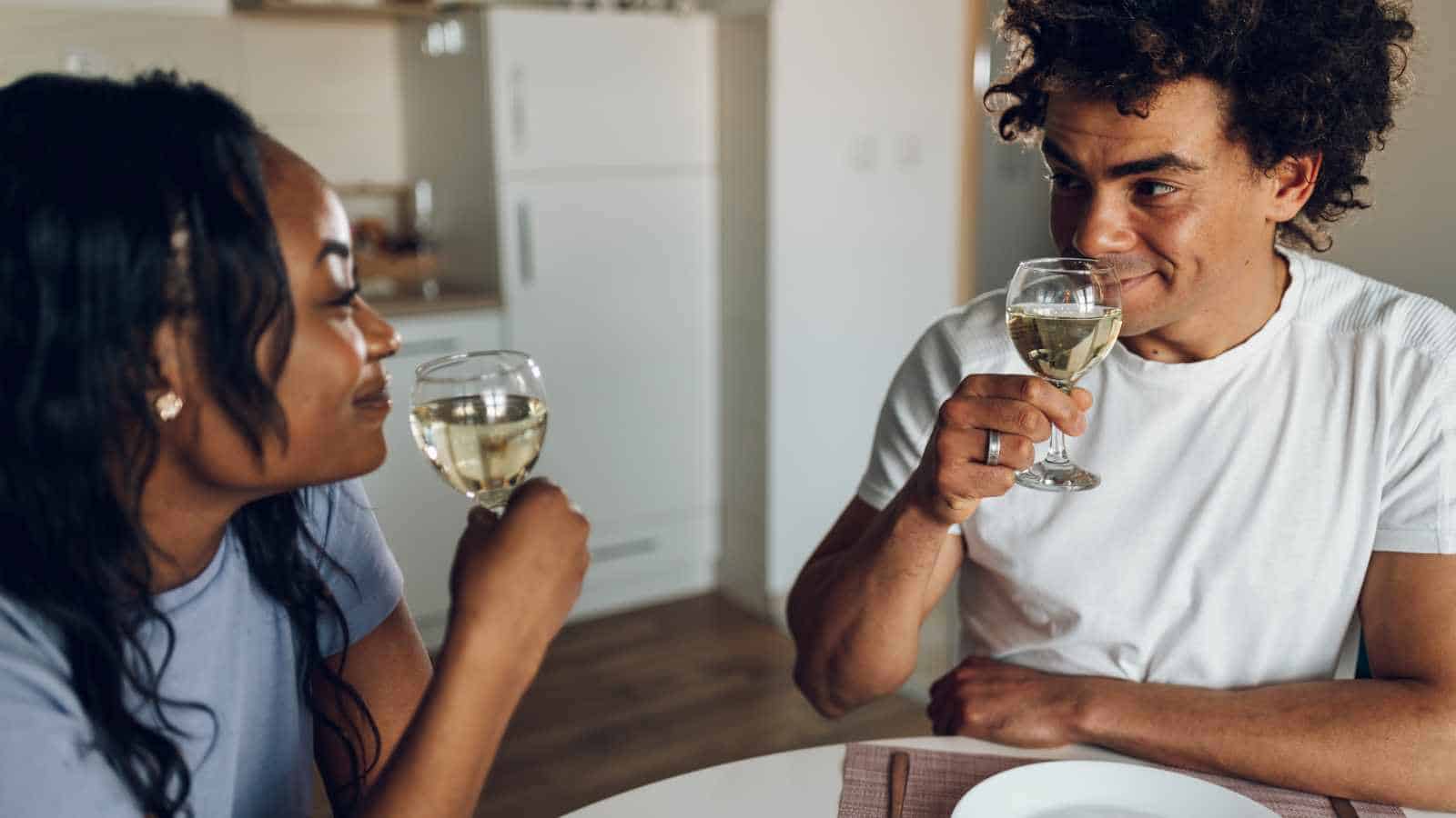 Nonverbal Cues Women Use That Most Men Miss