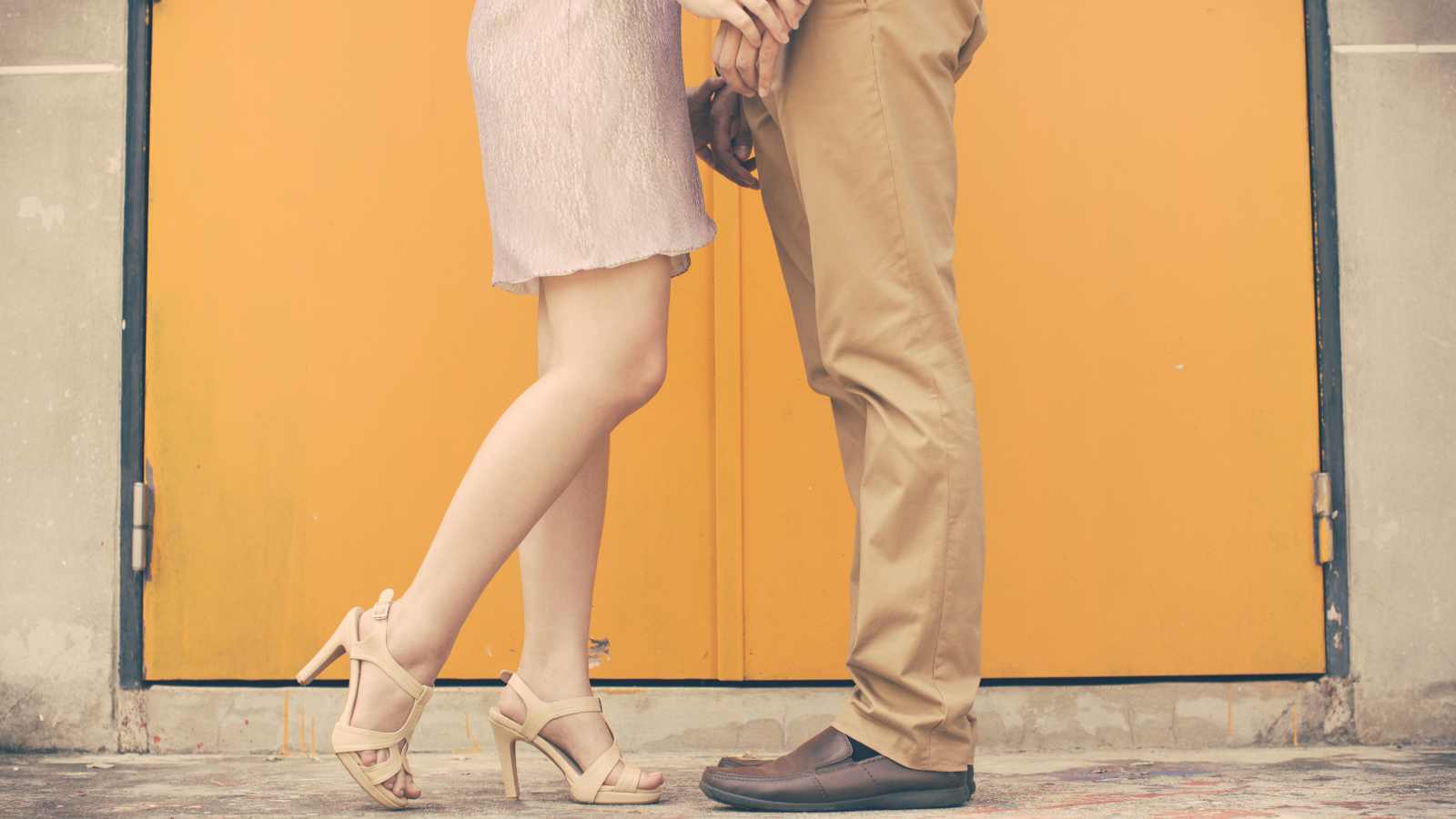 Nonverbal Cues Women Use That Most Men Miss