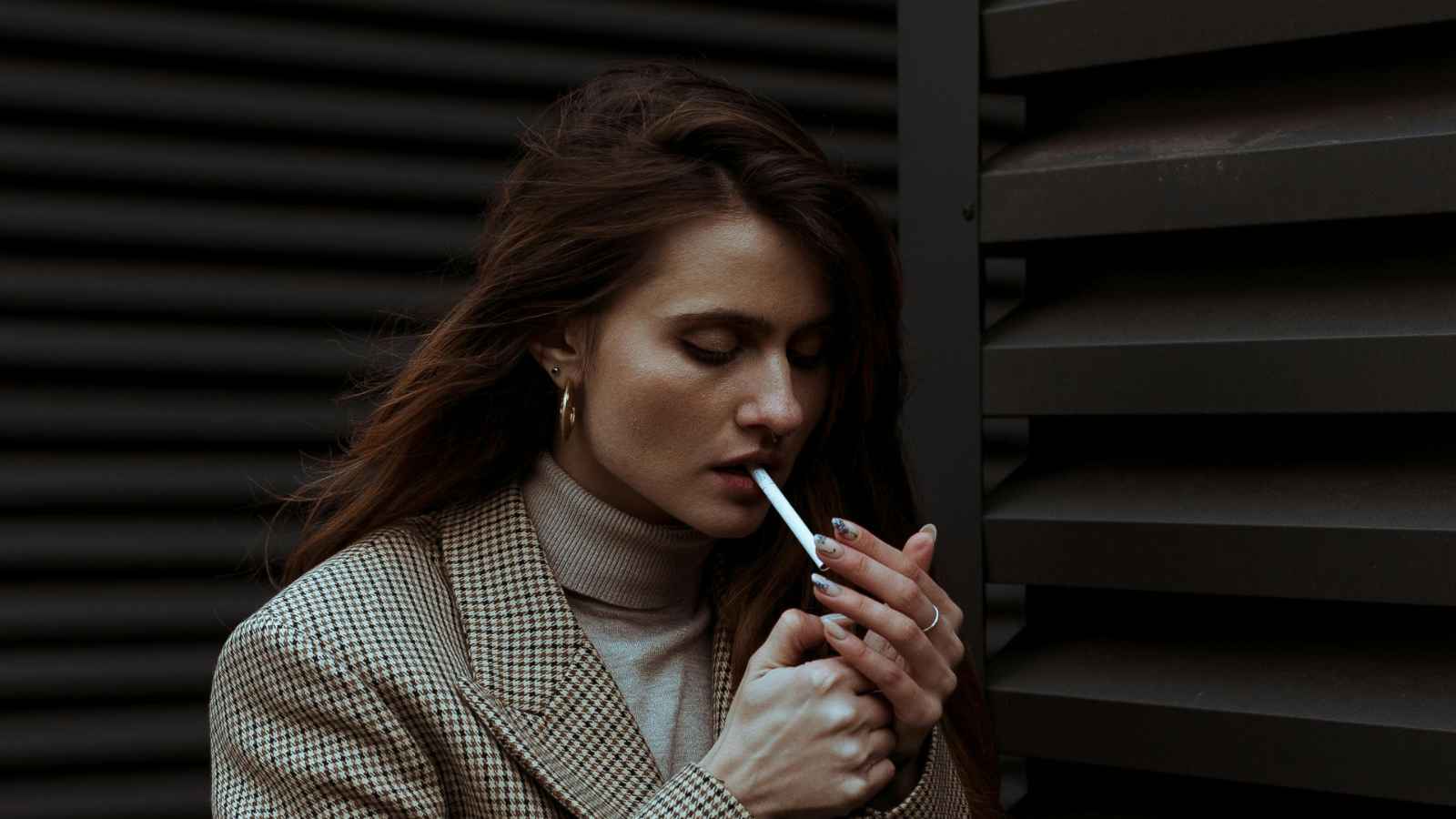 15 Things Women Used to Do in the ’70s That Feel Outdated Today
