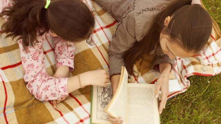 children reading.