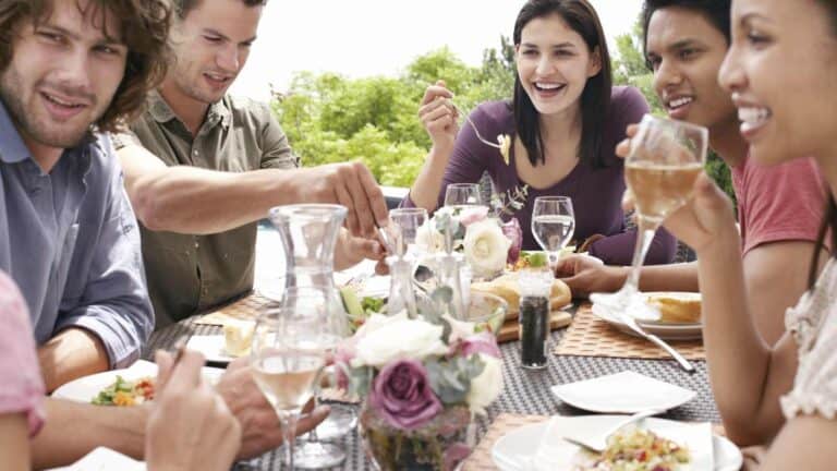 12 outdated manners that experts recommend leaving behind