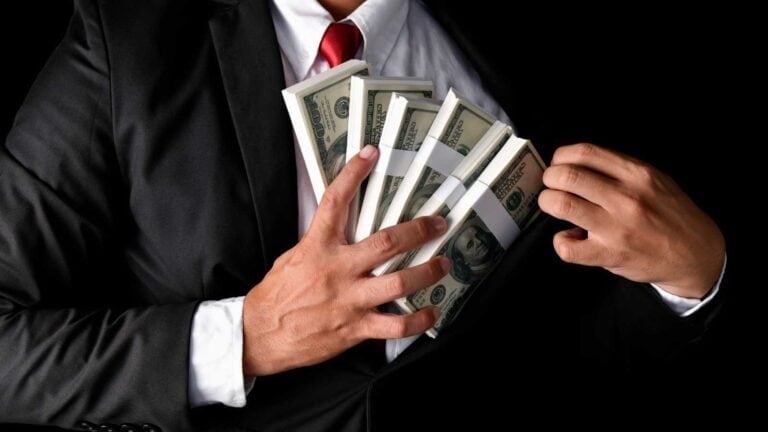 10 Obvious Clues Someone Is Just Faking a Wealthy Lifestyle