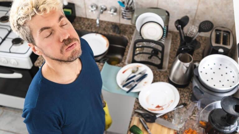 A messy kitchen. ripiopv via 123rf.