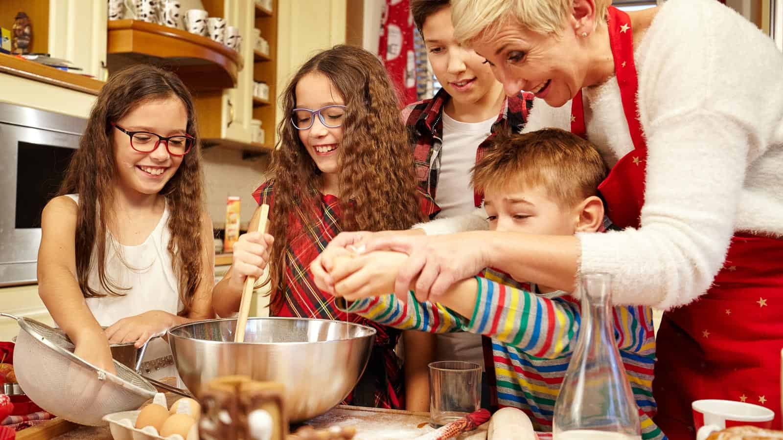 Baking with family. zoomteam via 123rf.