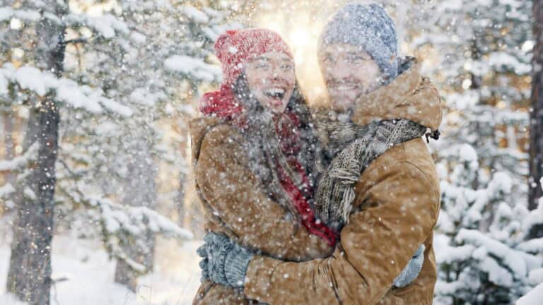 Couple in snowstorm. pressmaster via 123rf.