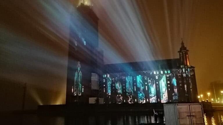 Stockholms_townhall_during_Nobel_Week_Lights