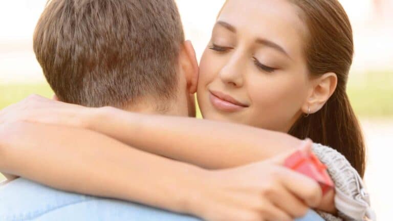 12 rare traits shared by women who stay loyal to one person for a lifetime