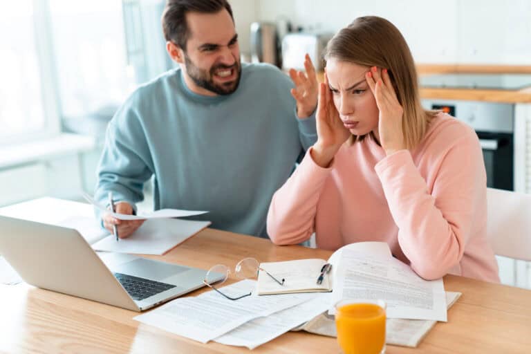 10 red flags that shows you’re dating someone with absolute zero financial literacy